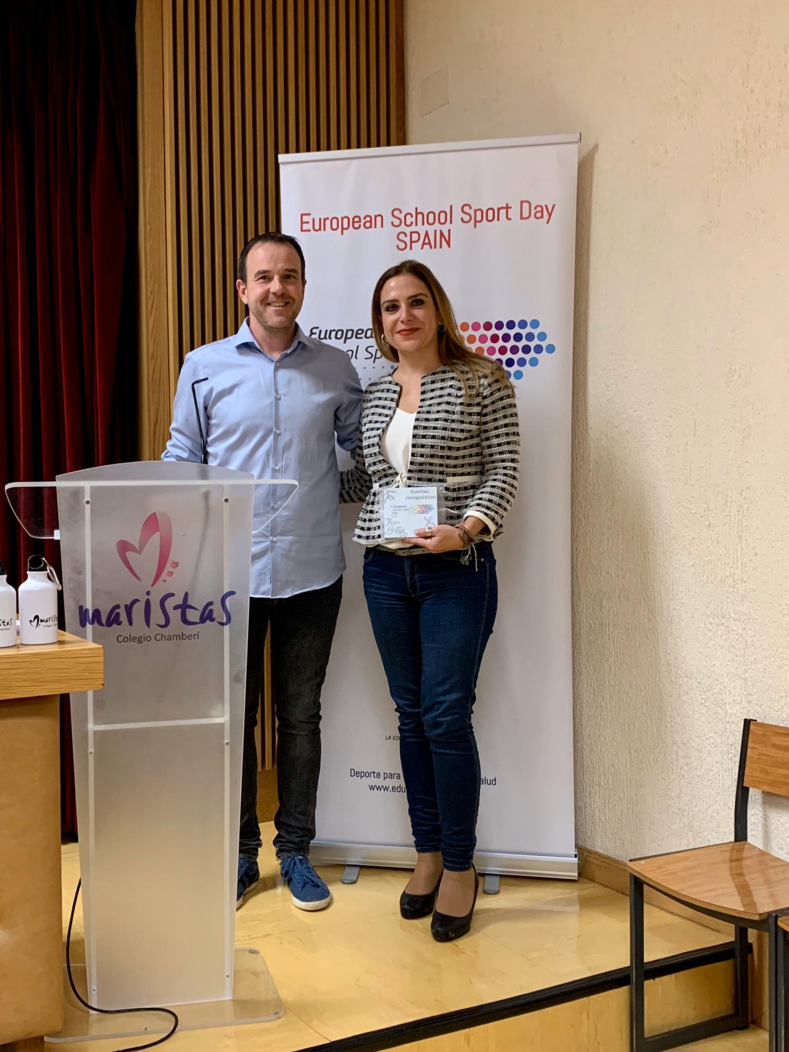 Ana Gaspar, técnica del Área de Deportes junto al presidente de la European Physical Education Association, Claude Scheuer.