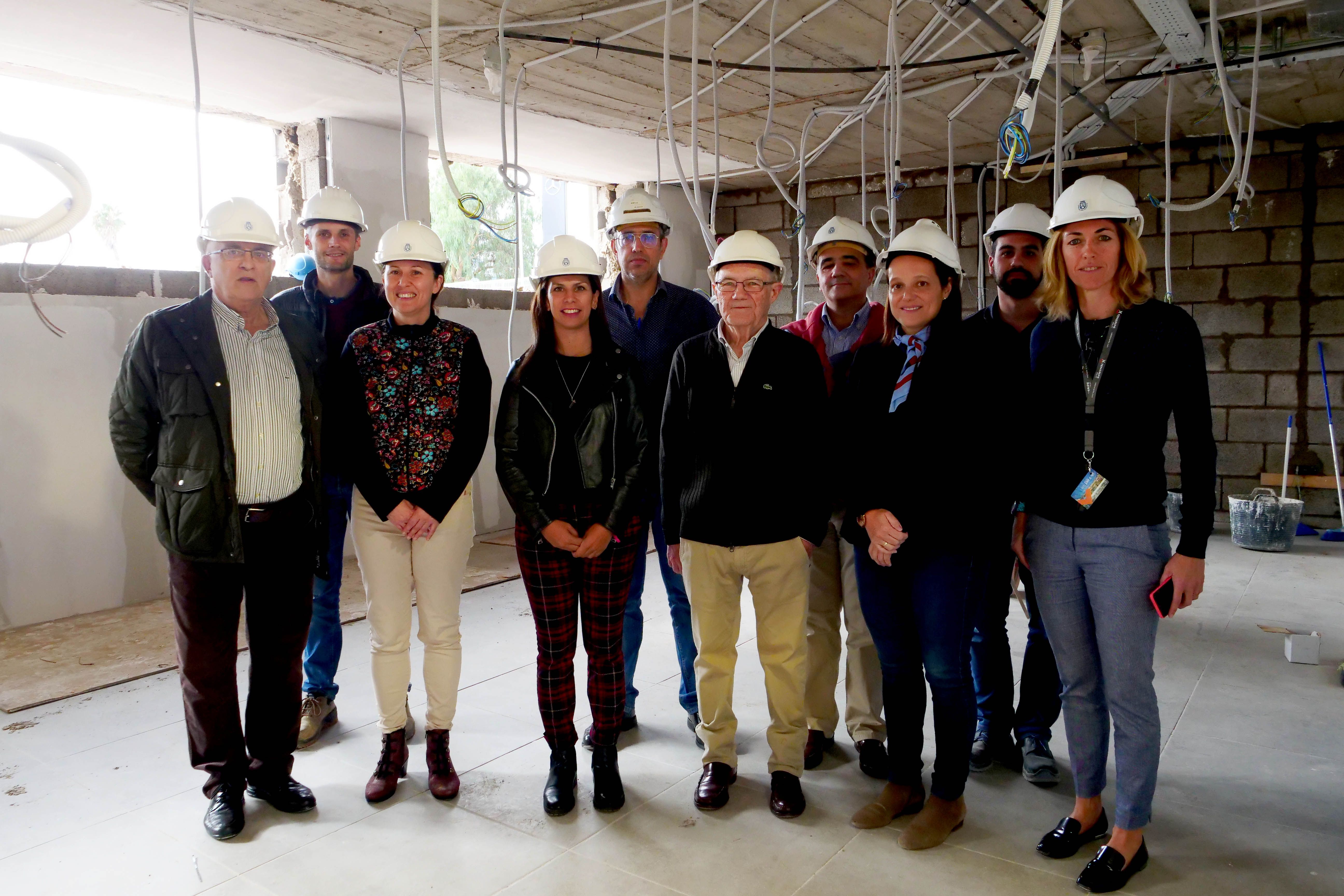 La consejera Concepción Rivero y la directora insular de Deportes, Laura Castro, durante su visita a las obras acompañadas del vicepresidente del CB Canarias, Santiago Cacho, personal de Ideco y de la empresa adjudicataria