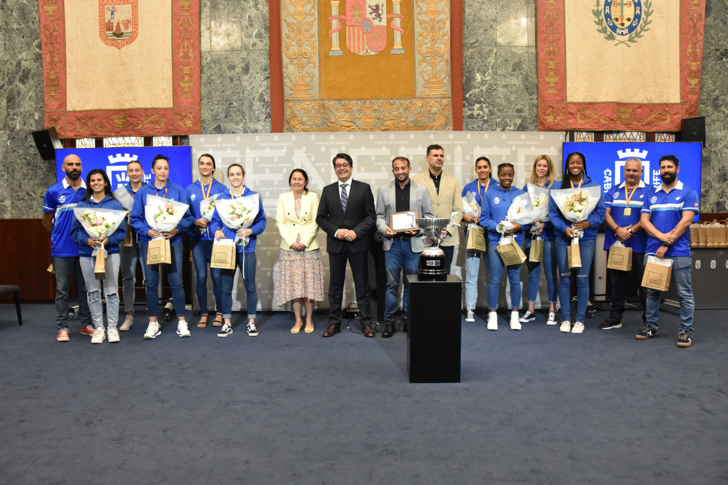 El Cabildo homenajea a las jugadoras del Haris, campeonas de la Liga