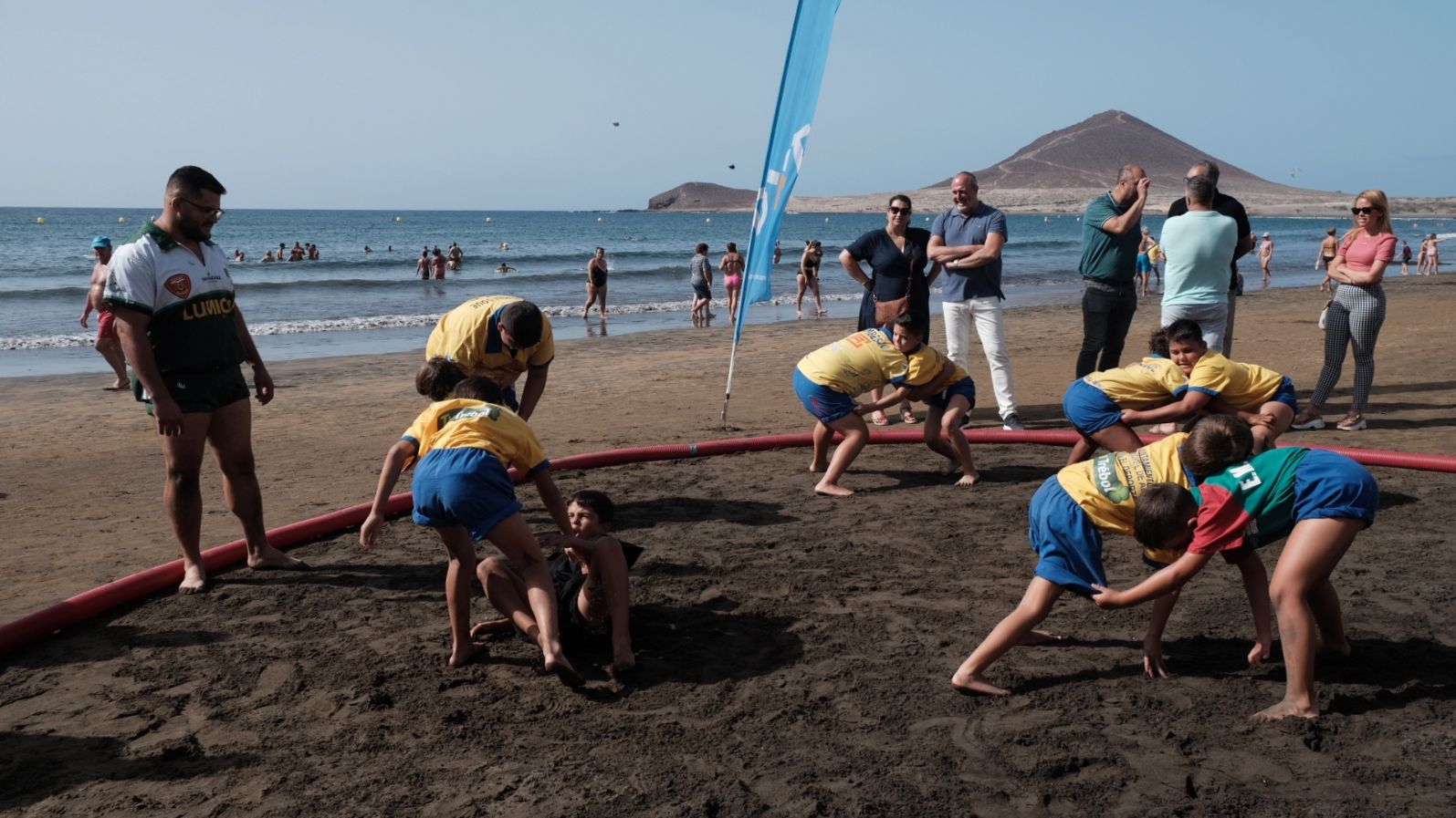 El Cabildo y la Federación llevan la lucha canaria a seis playas de Tenerife