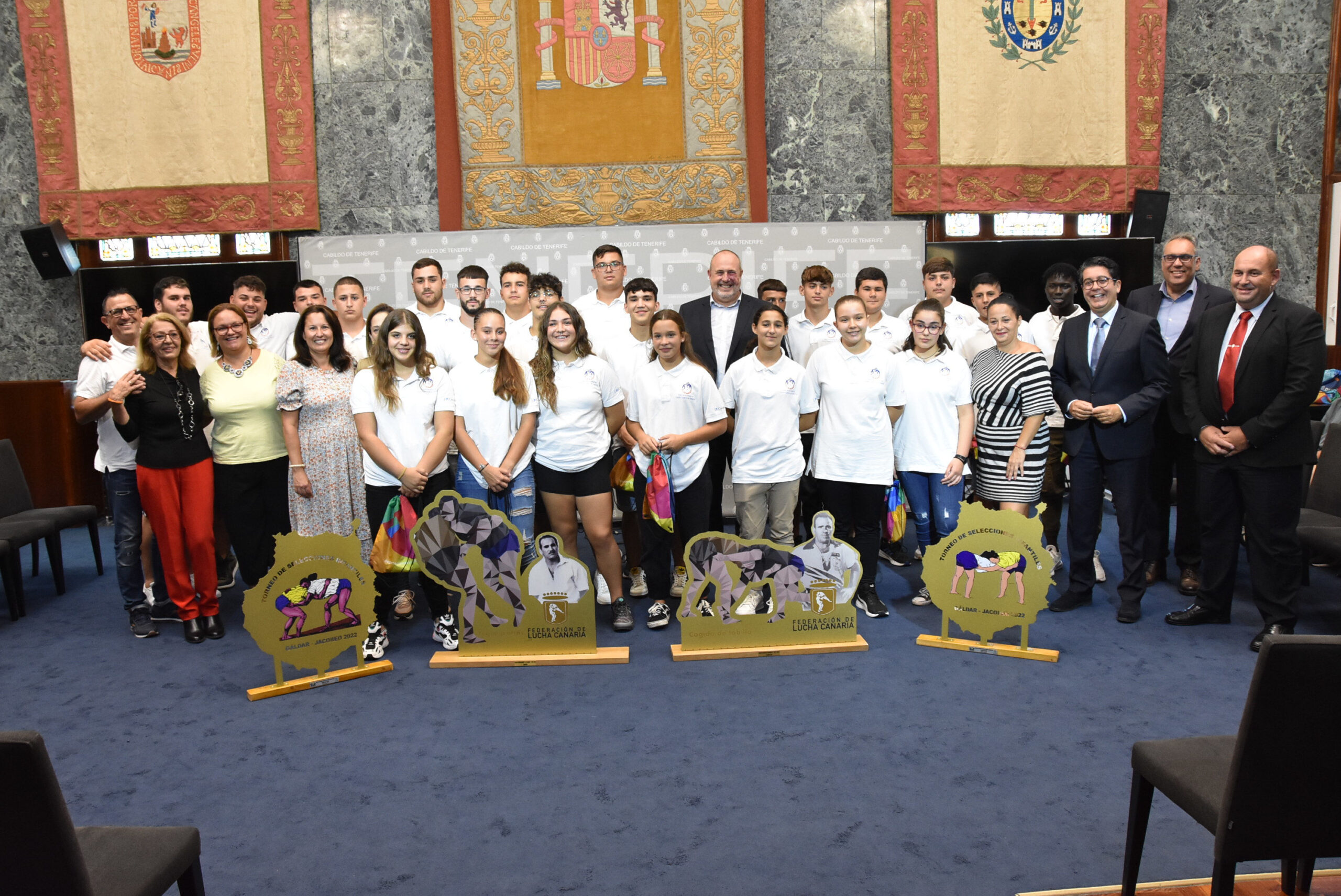 El Cabildo homenajea a las selecciones tinerfeñas de base de lucha canaria