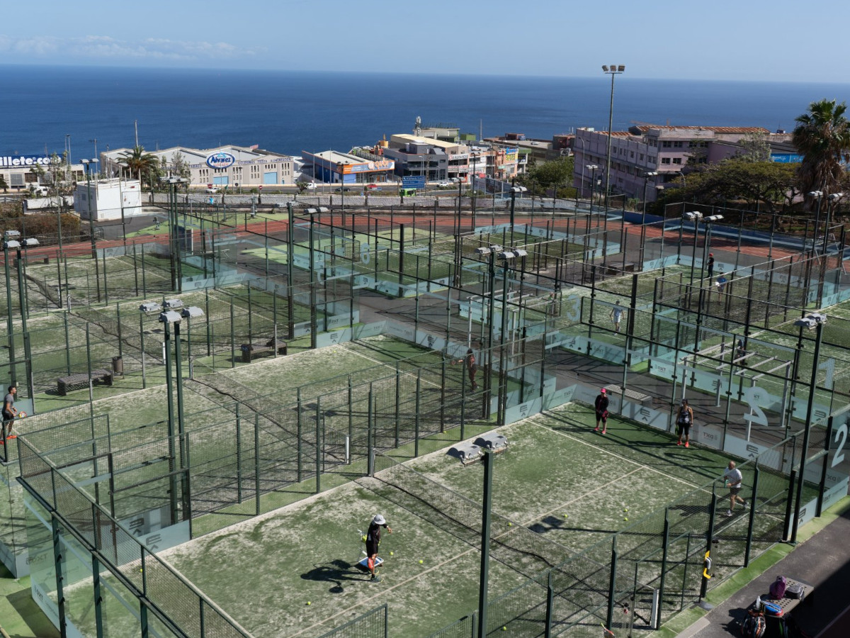 Más de 1200 deportistas participan en un torneo benéfico de pádel