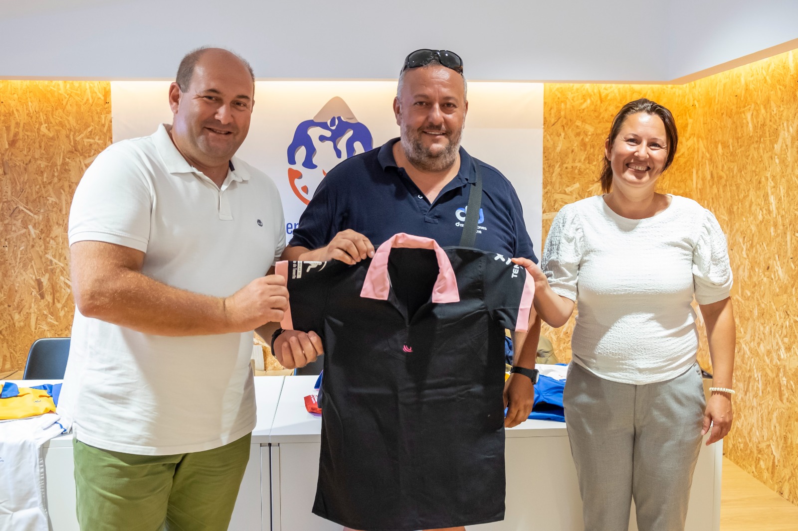 El Cabildo entrega la ropa de brega a 17 escuelas insulares de lucha canaria 20220926 Ropa brega lucha canaria