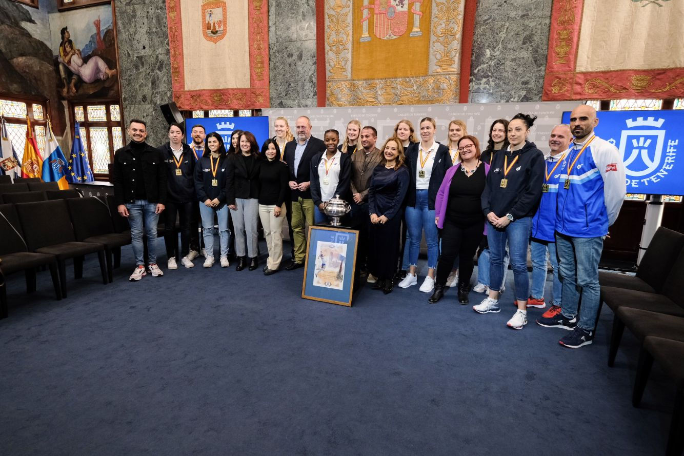 El Cabildo homenajea al Club Voleibol Haris tras ganar su tercera Copa de la Reina