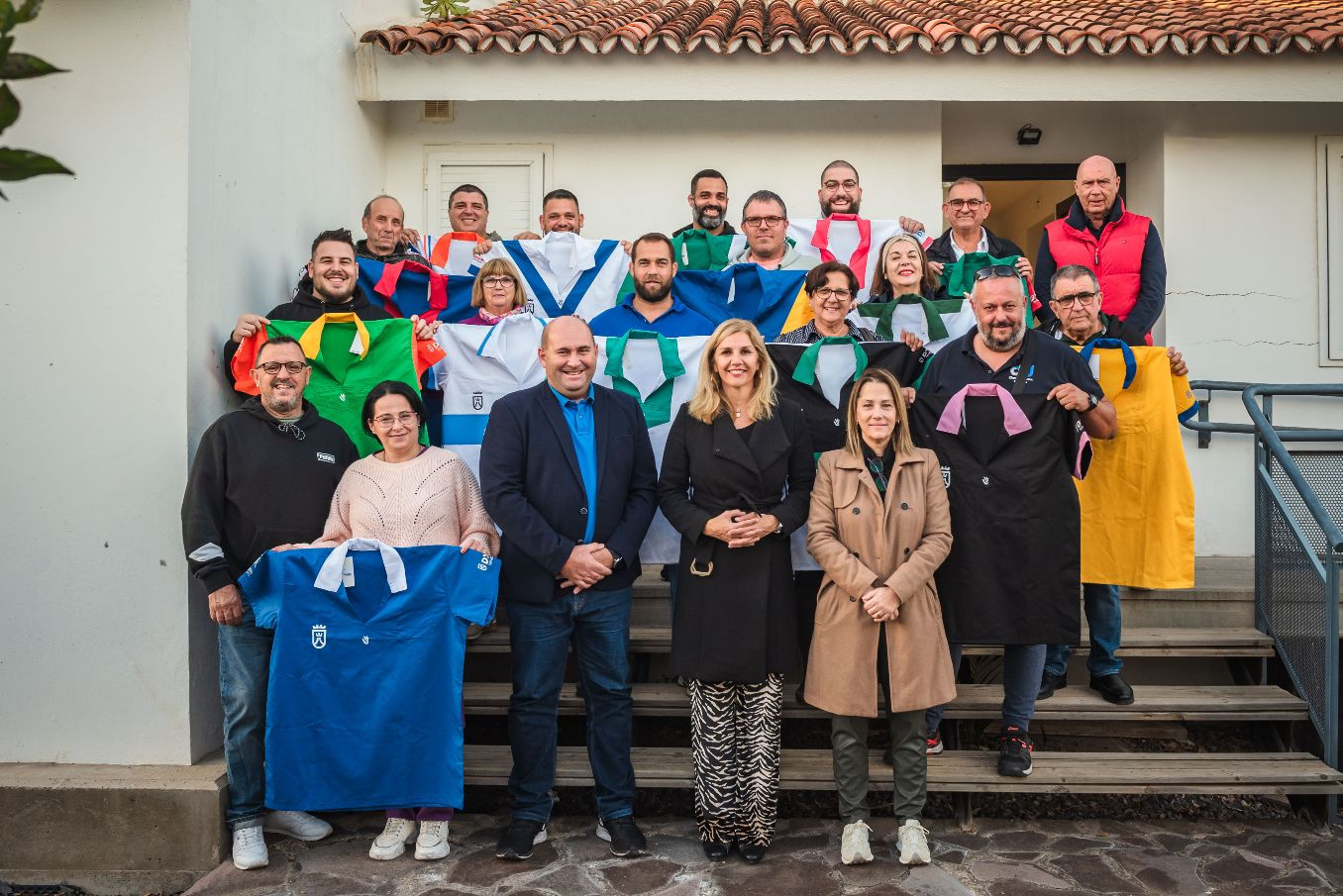 El Cabildo entrega equipaciones para 17 escuelas municipales de lucha canaria