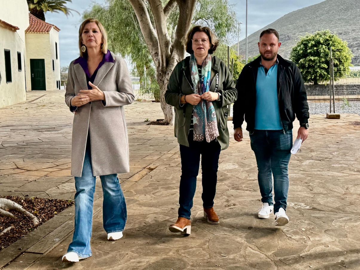 La consejera Yolanda Moliné visita las instalaciones deportivas de Buenavista del Norte