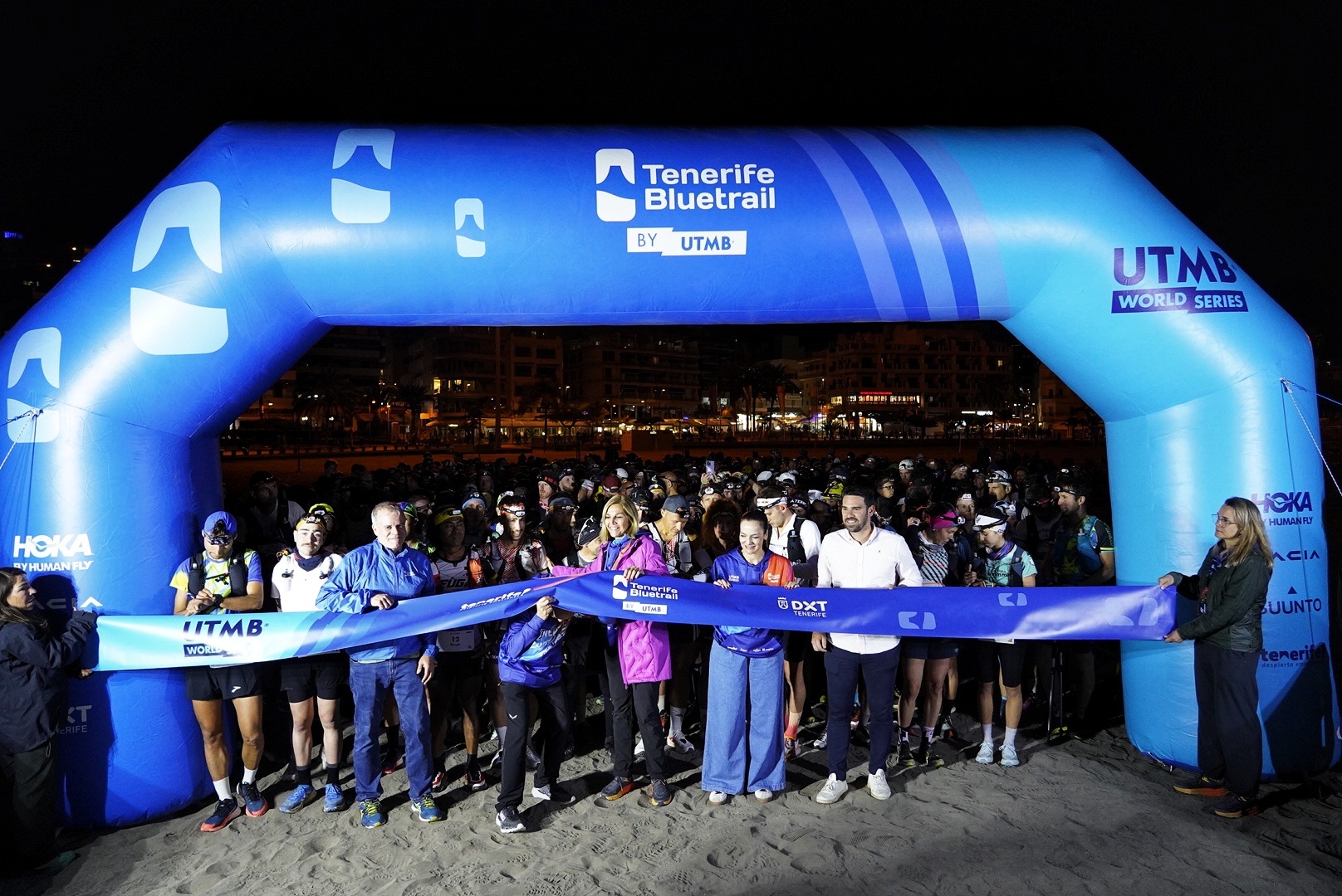 La prueba reina de la Tenerife Bluetrail by UTMB® arranca en la playa de Los Cristianos con medio centenar de participantes