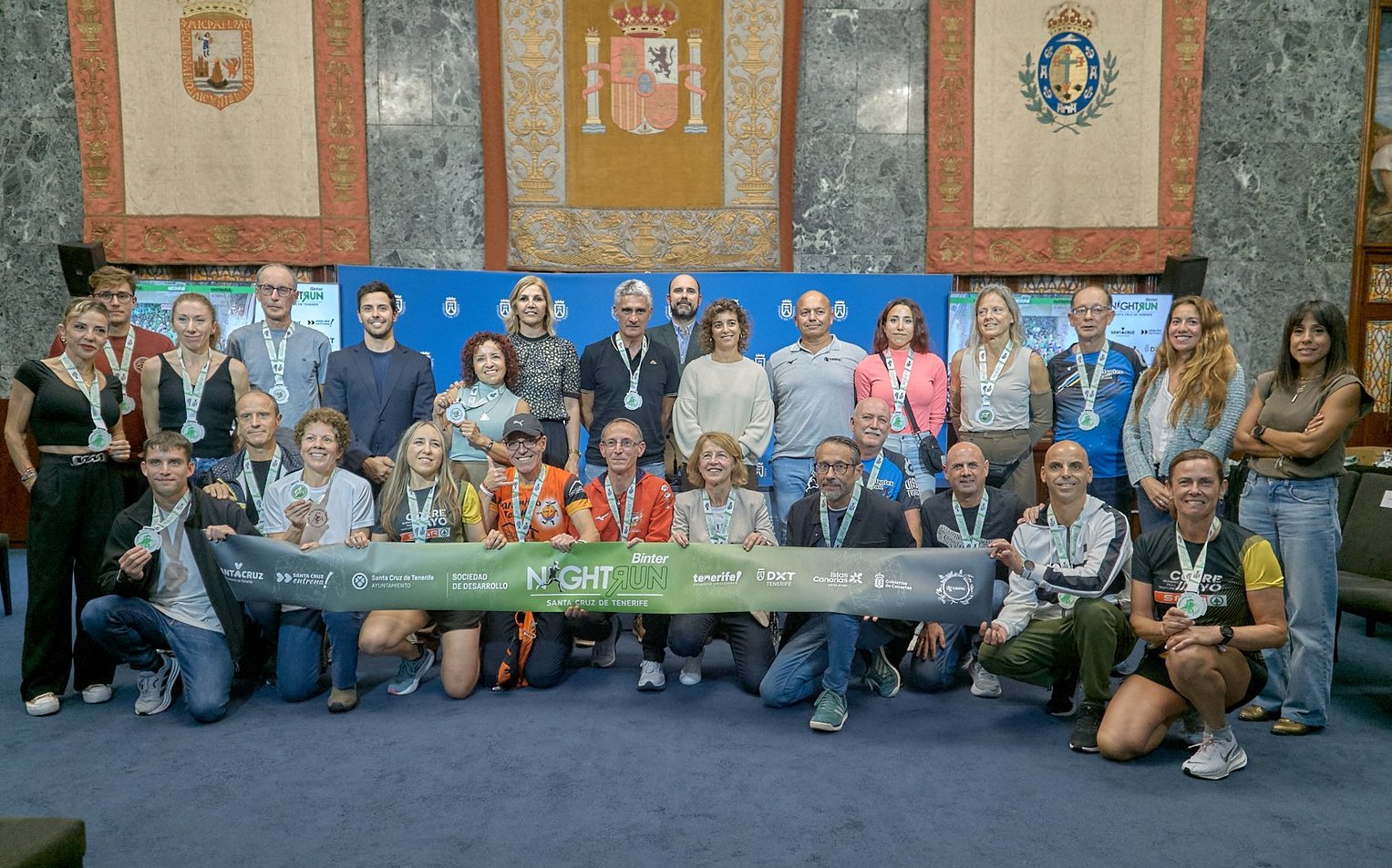 La Binter NightRun Santa Cruz de Tenerife 2025 entrega sus trofeos por categorías y la recaudación de la Milla Verde Familiar