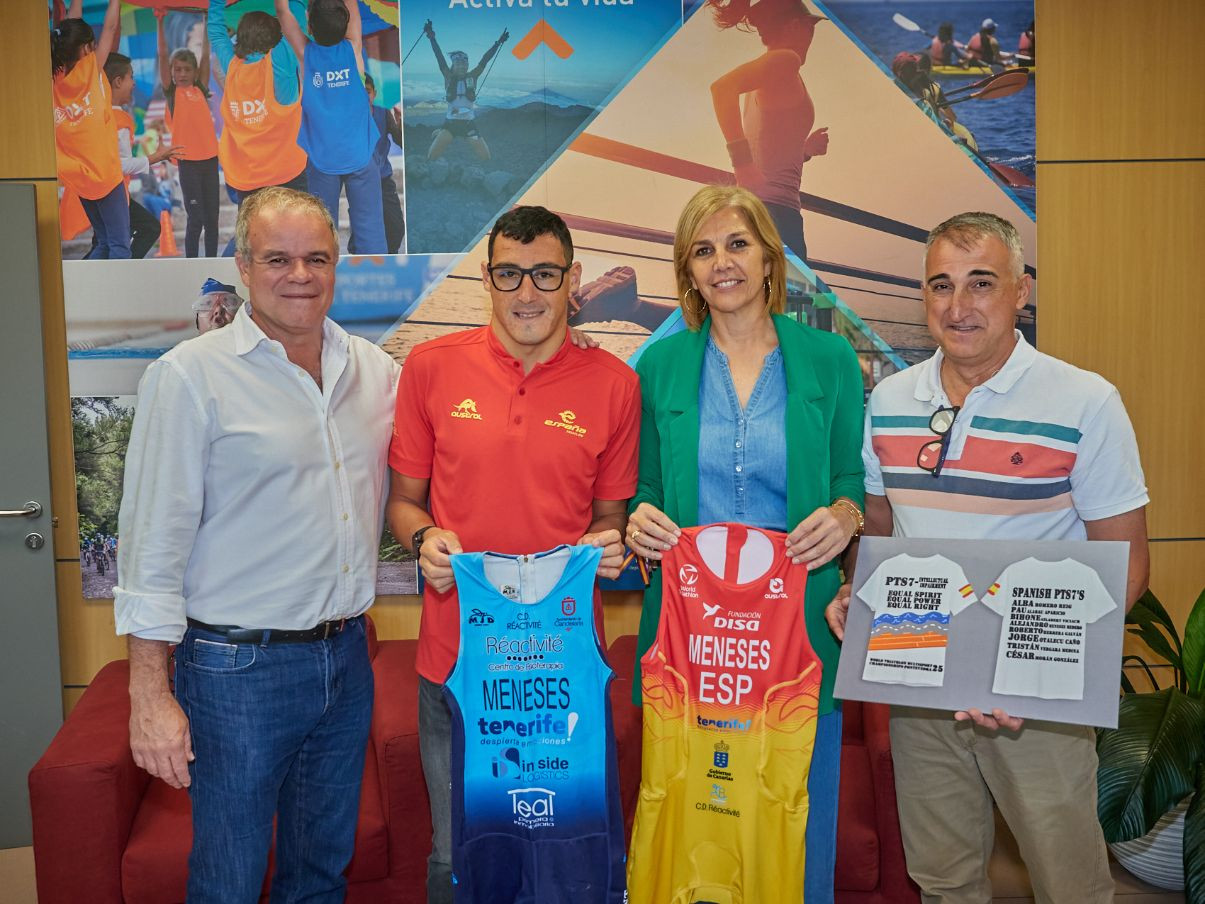 20250621 recepcion alejandro meneses El Cabildo recibe a Alejandro Meneses antes de su participación en el Mundial de Triatlón Multisport