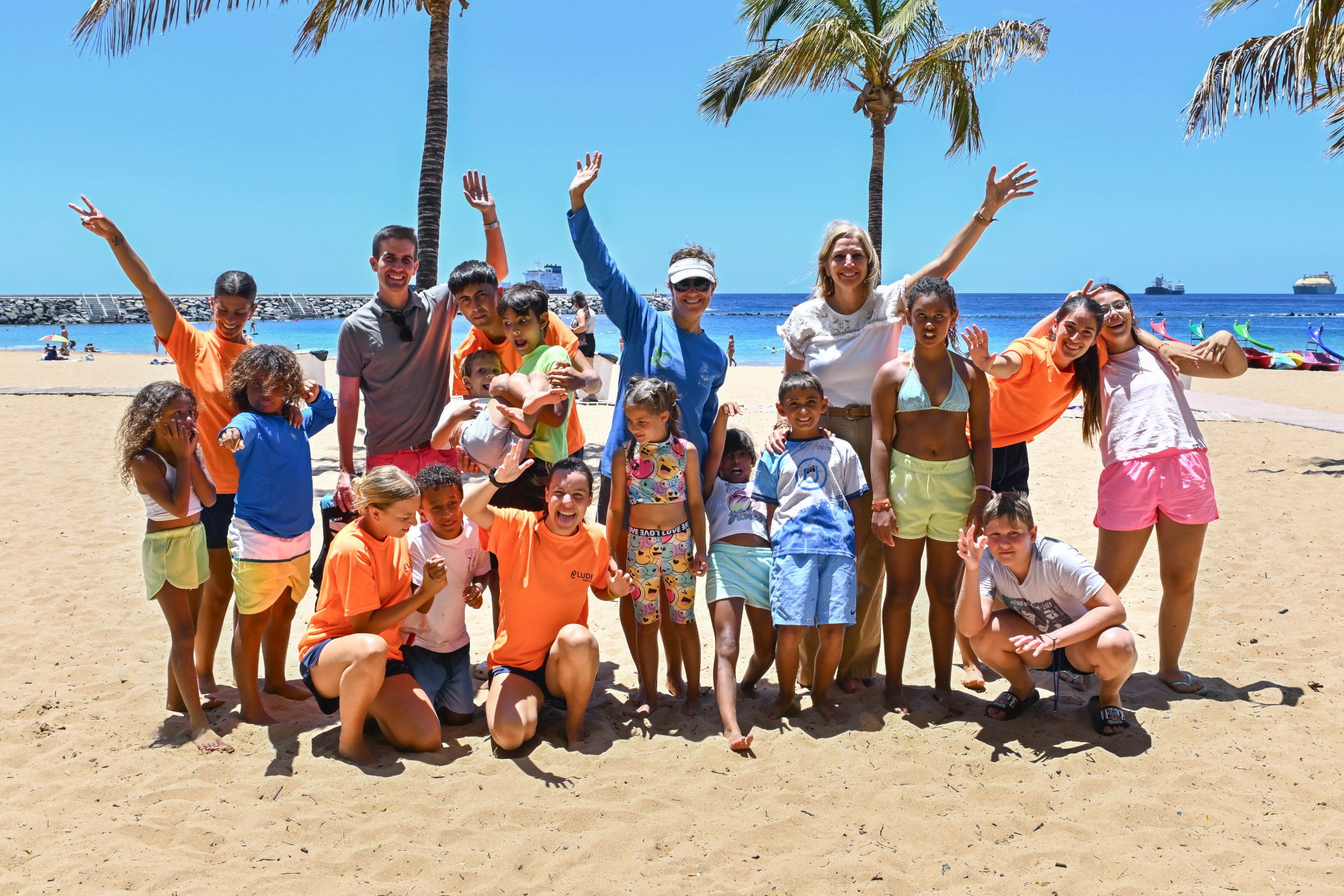20250722 visita cursos vela Las Teresitas1 Cabildo, Ayuntamiento de Santa Cruz de Tenerife y FIVT amplían a las tardes su apuesta formativa estival en Las Teresitas