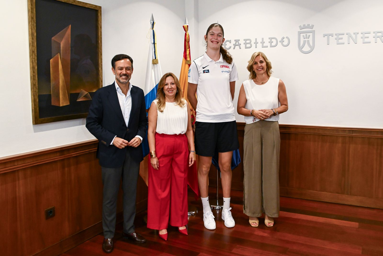 El Cabildo homenajea a las jugadoras de baloncesto Elena Buenavida, Nicole Domínguez e Inés García