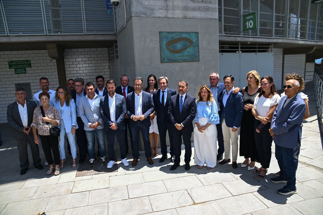 El Cabildo celebra el centenario del Estadio Heliodoro Rodríguez López con el descubrimiento de una placa conmemorativa