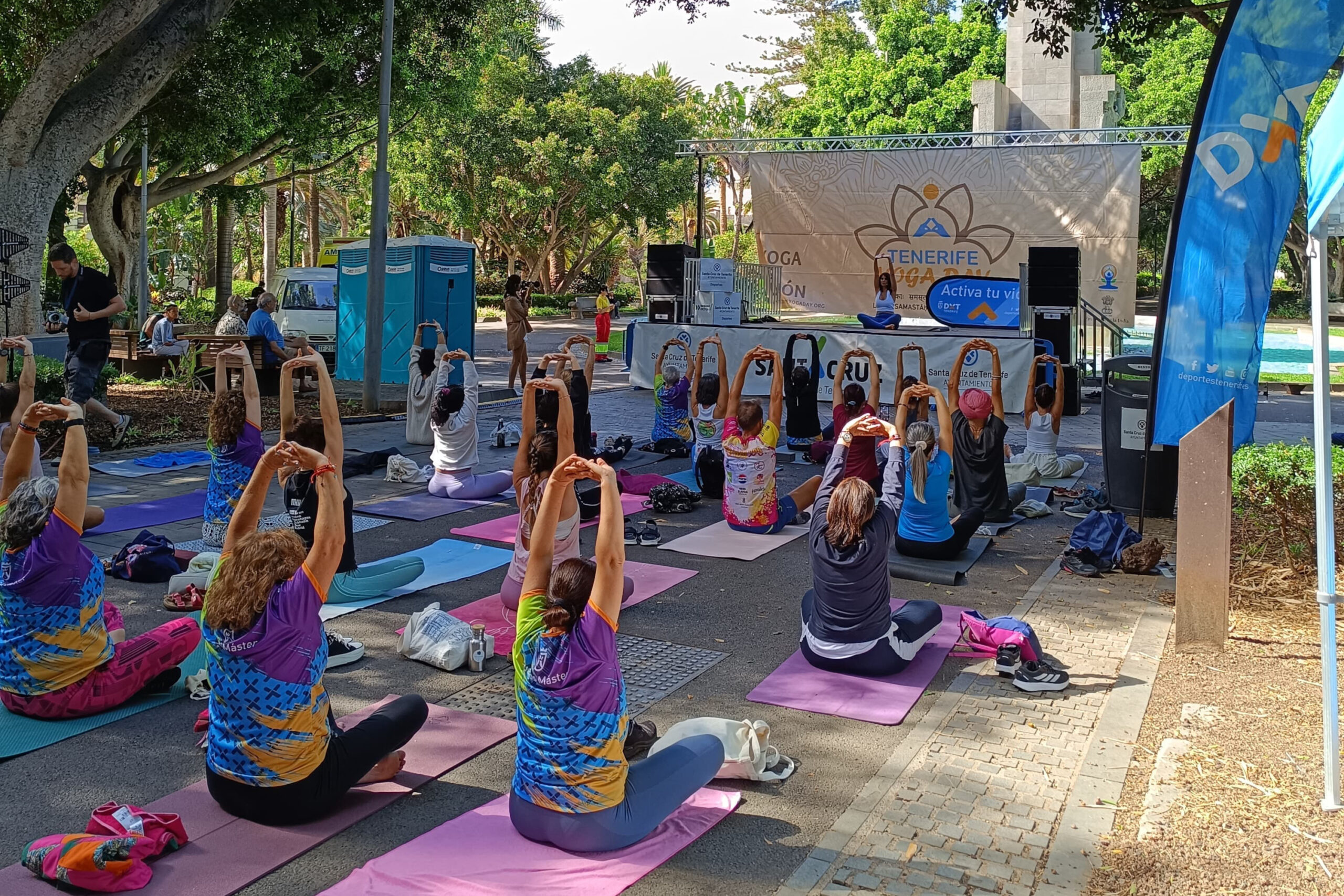 20250927 yoga Despedimos la temporada máster de yoga en la playa de Las Vistas