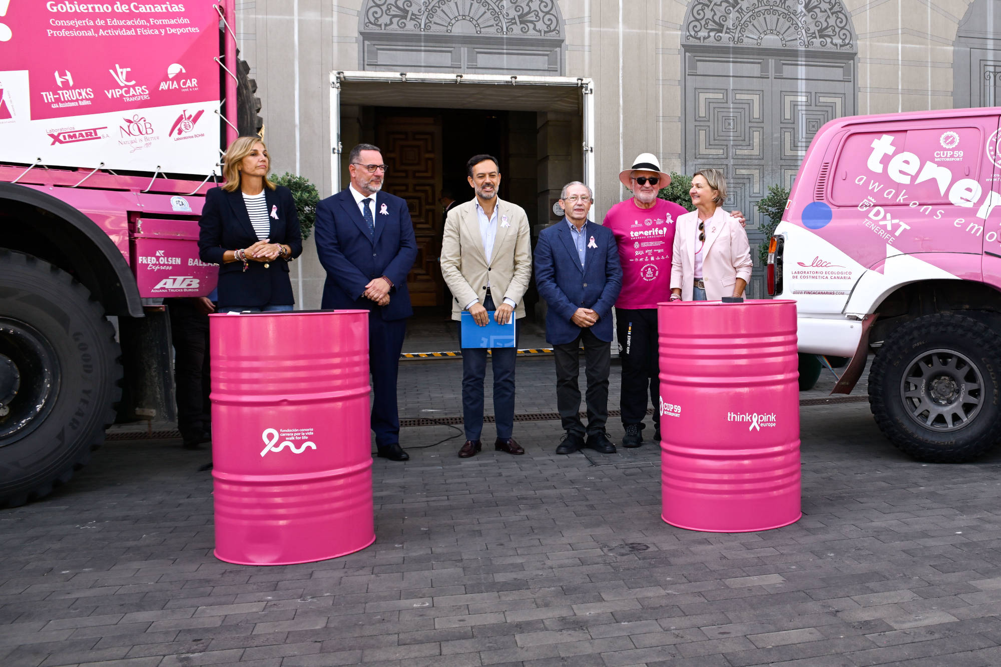 20251014 presentacion dakar por la vida El Elefante Rosa y el Zorro Rosa, unidos contra el cáncer de mama, salen desde el Cabildo de Tenerife rumbo al Rally Dakar 2026