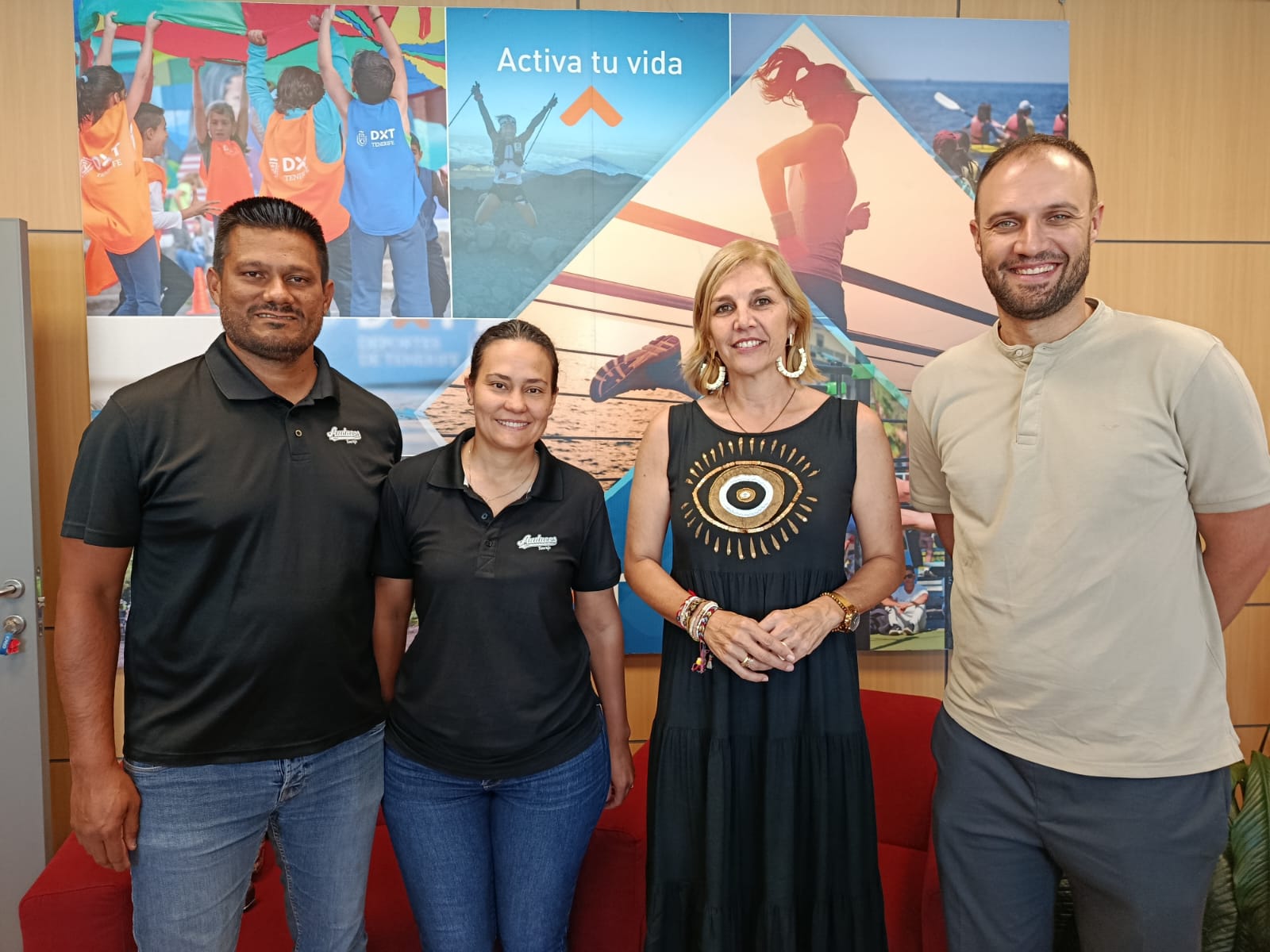 Yolanda Moliné recibe al club de sóftbol femenino Semillitas de Tenerife tras su ascenso a la máxima categoría