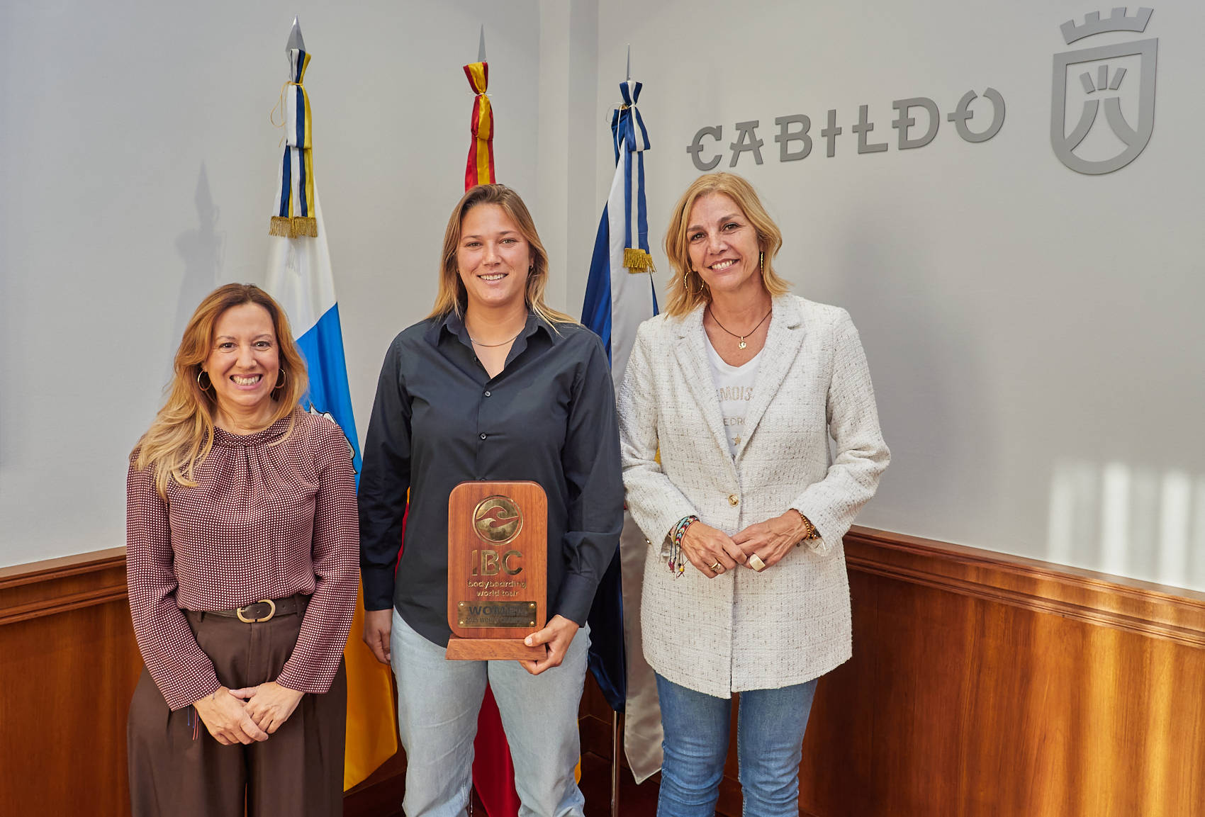 El Cabildo recibe a Alexandra Rinder, tricampeona mundial de bodyboard