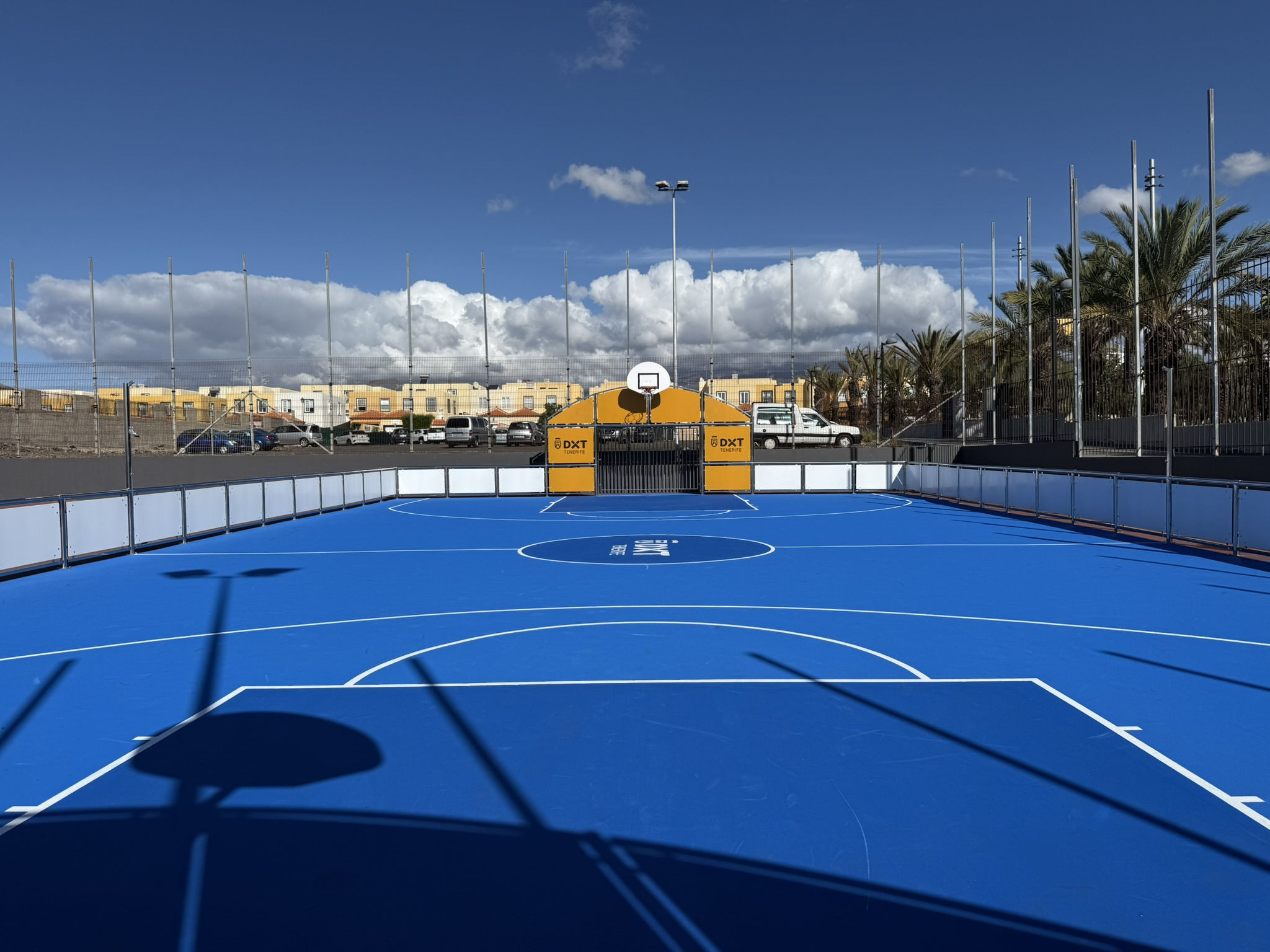 El Cabildo instala en Arona una nueva pista multideporte para facilitar el acceso a la práctica deportiva