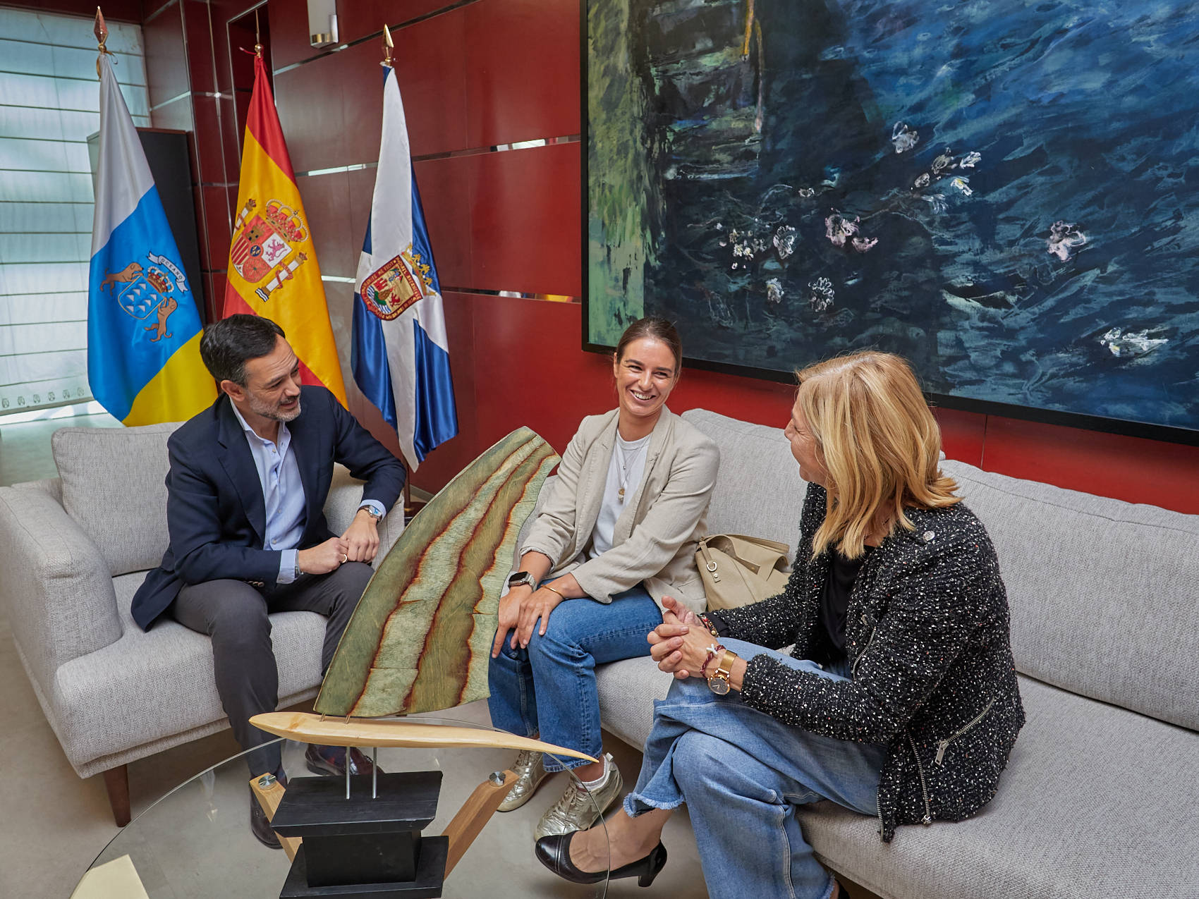 El Cabildo recibe a la windsurfista Blanca Alabau por su destacada trayectoria deportiva